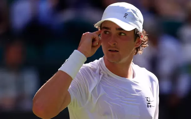 João Fonseca brilha e vence britânico na estreia em Wimbledon