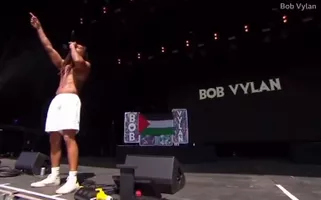 Performance do conjunto Bob Vylan em festival na Inglaterra - 29/06/2025