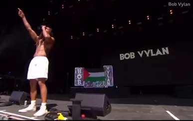 Performance do conjunto Bob Vylan em festival na Inglaterra - 29/06/2025