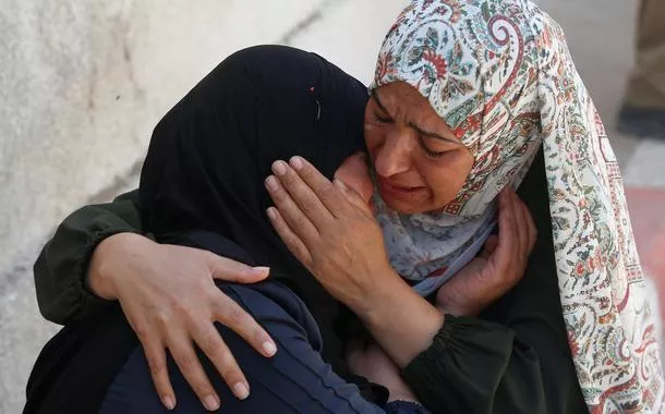 Funeral de palestinos mortos por fogo israelense enquanto buscavam ajuda no norte de Gaza
19/06/2025
