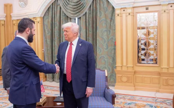 Presidente dos EUA, Donald Trump, encontra-se com o presidente sírio, Ahmed al-Sharaa, em Riad, Arábia Saudita, neste folheto divulgado em 14 de maio de 2025