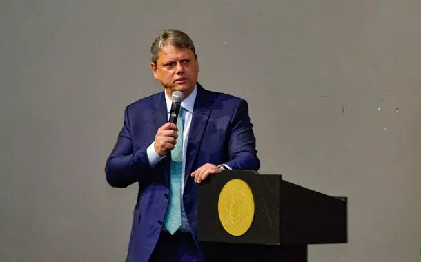 Parlamentares vão à Justiça contra regra de Tarcísio sobre demissão de professores por faltas