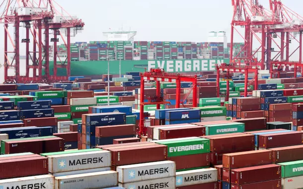 Guindastes de pórtico perto de contêineres de transporte enquanto um navio porta-contêineres da Evergreen Marine Corp, o Ever Ace, está atracado no Porto de Yangshan, nos arredores de Xangai, China, em 17 de junho de 2025
