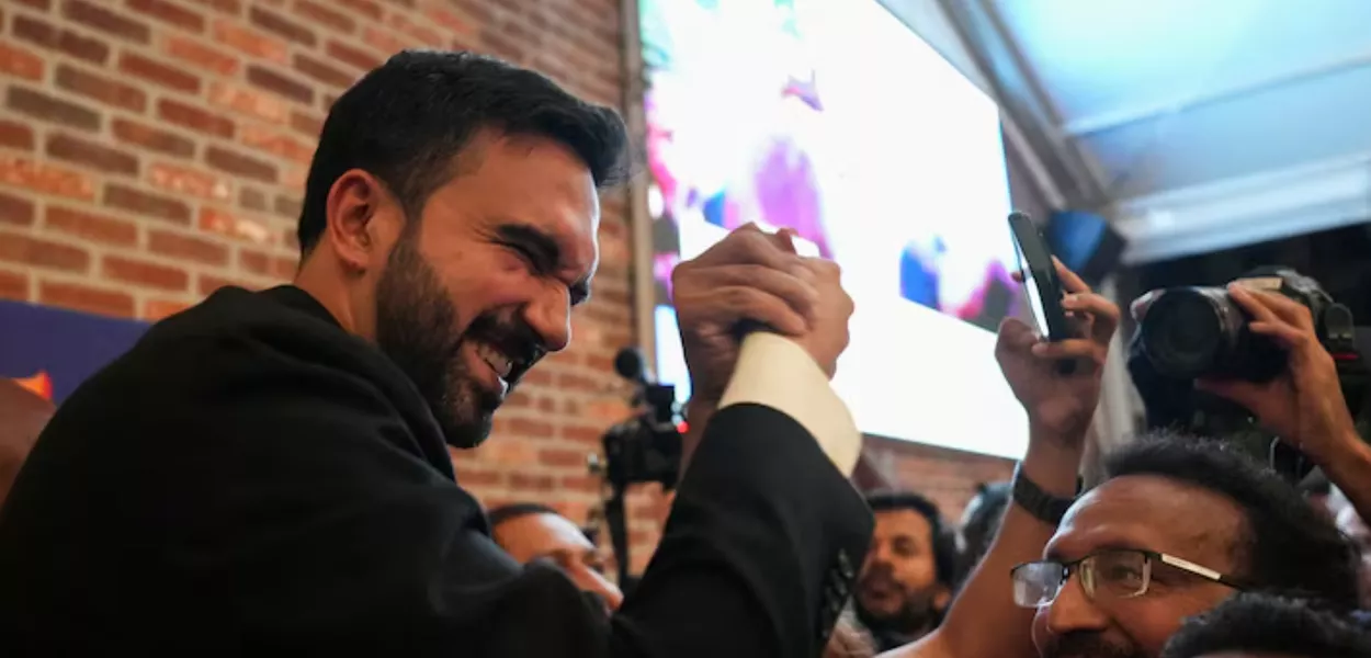 Zohran Mamdani cumprimenta um apoiador durante uma festa para assistir à sua eleição primária, que inclui sua tentativa de se tornar o candidato democrata para prefeito da cidade de Nova York nas próximas eleições de novembro de 2025, na cidade de Nova York, EUA, em 25 de junho de 2025