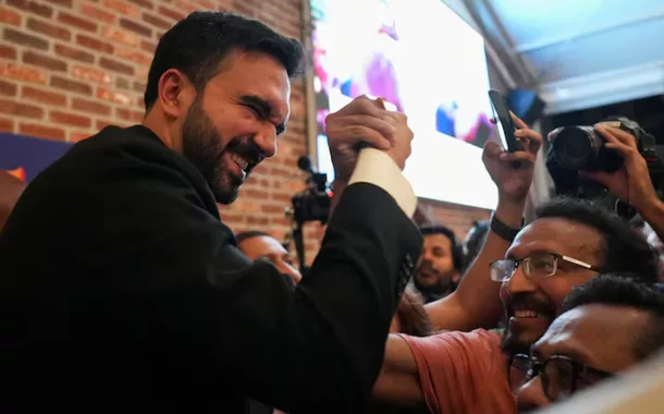 Zohran Mamdani cumprimenta um apoiador durante uma festa para assistir à sua eleição primária, que inclui sua tentativa de se tornar o candidato democrata para prefeito da cidade de Nova York nas próximas eleições de novembro de 2025, na cidade de Nova York, EUA, em 25 de junho de 2025