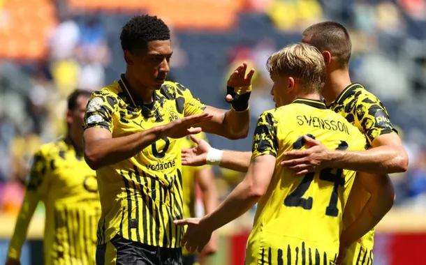 Futebol - Copa do Mundo de Clubes da FIFA - Grupo F - Borussia Dortmund x Ulsan HD - Estádio TQL, Cincinnati, Ohio, EUA - 25 de junho de 2025 Daniel Svensson, do Borussia Dortmund, comemora seu primeiro gol com Waldemar Anton, do Borussia Dortmund, e Jobe Bellingham, do Borussia Dortmund