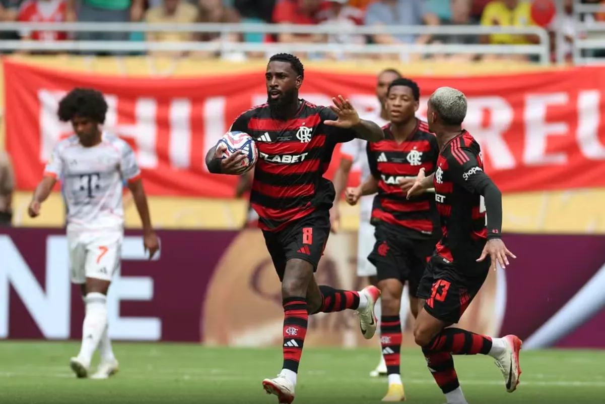 Gerson comemora seu gol, marcado contra o Bayern de Munique pelo Mundial de Clubes no domingo, 29/06/2025