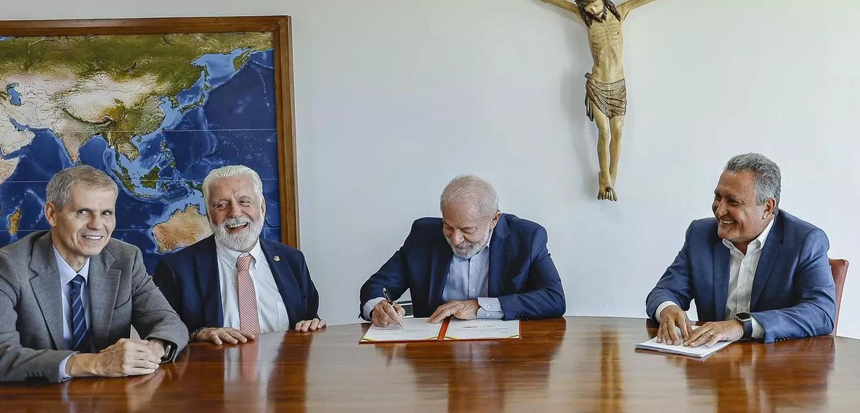 Ministro da SECOM, Sidônio Palmeira; Senador Jaques Wagner; Presidente da República, Luiz Inácio Lula da Silva e o Ministro-Chefe da Casa Civil, Rui Costa. Brasília - DF
