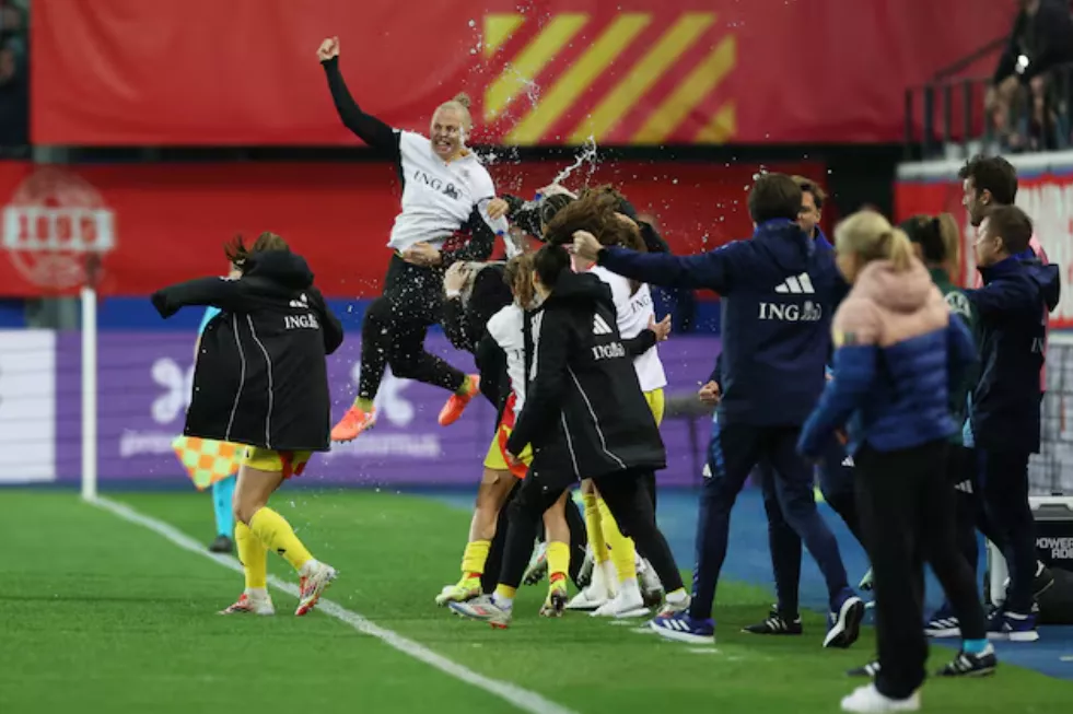 Futebol - Liga das Nações Feminina - Liga A - Bélgica x Inglaterra - Den Dreef, Leuven, Bélgica - 8 de abril de 2025 Jogadores belgas comemoram após a partida