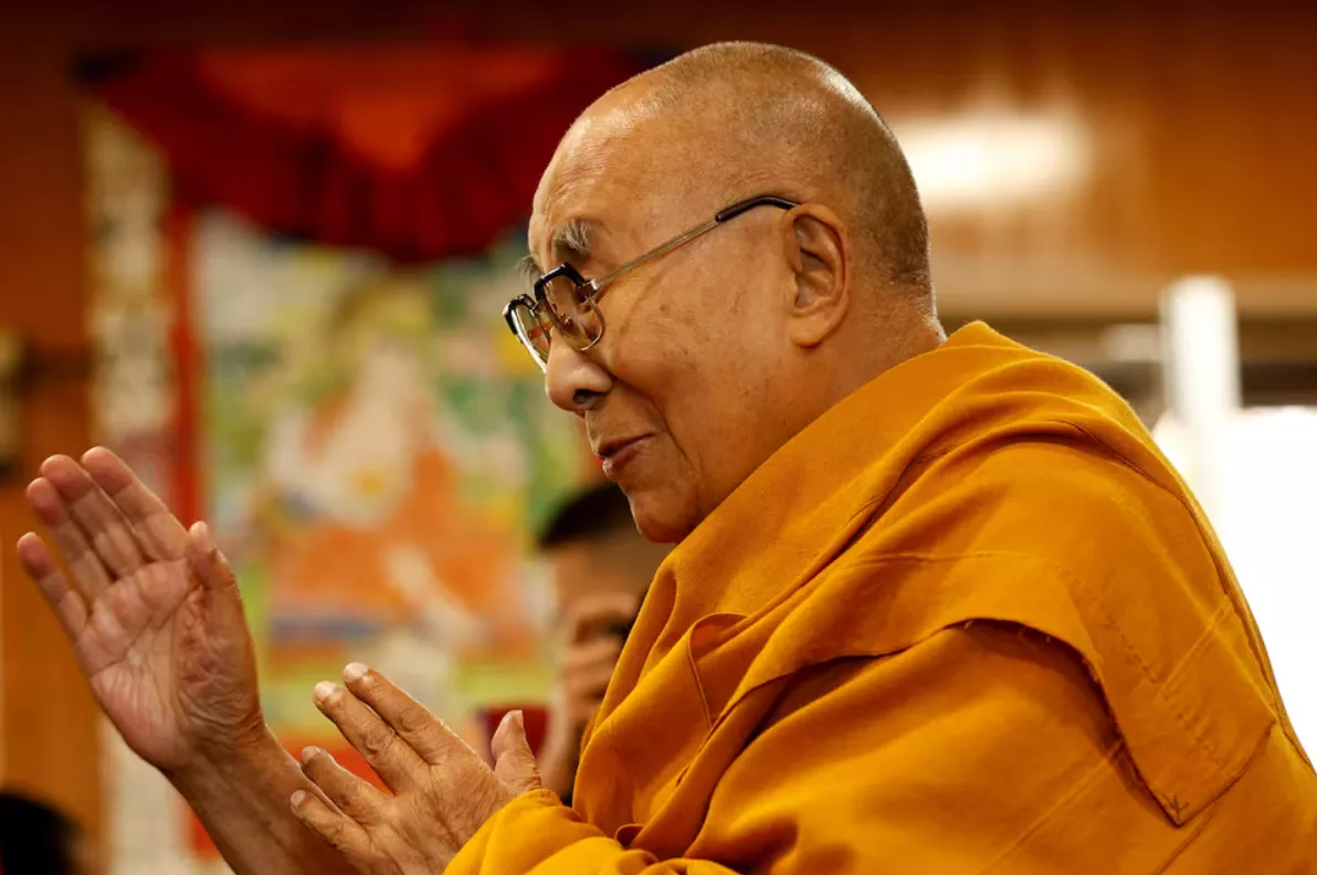 O líder espiritual tibetano, Dalai Lama, oferece bênçãos aos seus seguidores em sua residência no Himalaia, na cidade montanhosa de Dharamshala, no norte da Índia, em 20 de dezembro de 2024