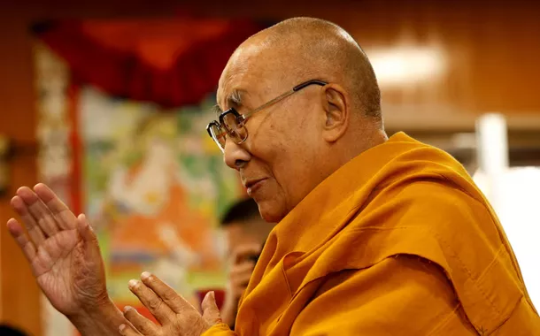 O líder espiritual tibetano, Dalai Lama, oferece bênçãos aos seus seguidores em sua residência no Himalaia, na cidade montanhosa de Dharamshala, no norte da Índia, em 20 de dezembro de 2024