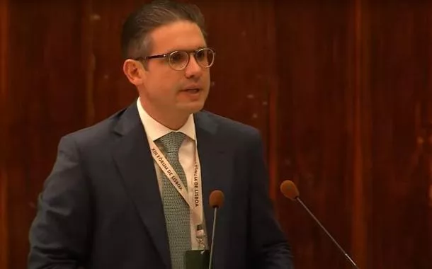 Hugo Motta discursa em Portugal