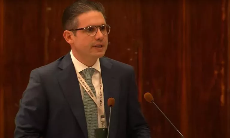 Hugo Motta discursa em Portugal