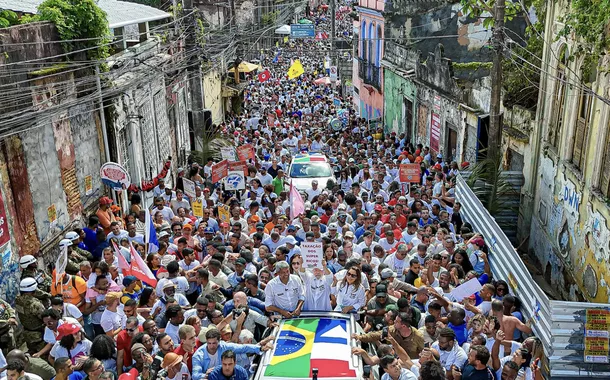 Lula e apoiadores durante a Caminhada do Dois de Julho em Salvador, Bahia - 02/07/2025