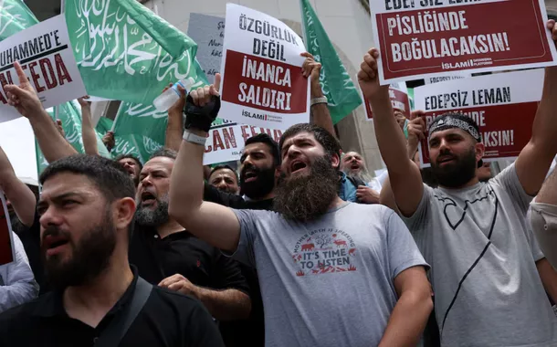 Manifestantes gritam palavras de ordem durante um protesto contra uma caricatura publicada na revista satírica turca Leman, que supostamente retrata o profeta Maomé e Moisés, no centro de Istambul, Turquia, em 1º de julho de 2025