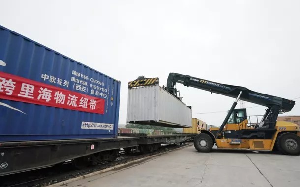 Um guindaste carrega um contêiner em um trem de carga China-Europa no Porto Terrestre Internacional de Pequim, no distrito de Fangshan, em Pequim, na China - 30/06/2025