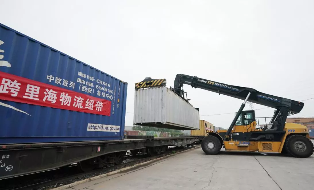 Um guindaste carrega um contêiner em um trem de carga China-Europa no Porto Terrestre Internacional de Pequim, no distrito de Fangshan, em Pequim, na China - 30/06/2025