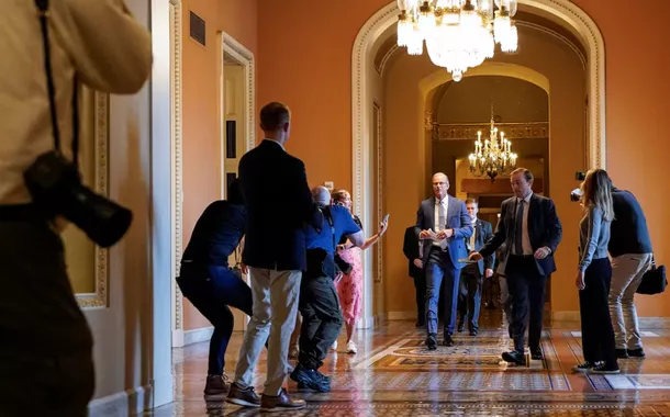 O líder da maioria no Senado dos EUA, John Thune (R-SD), caminha no Capitólio, enquanto os legisladores republicanos lutam para aprovar o abrangente projeto de lei de gastos e impostos do presidente dos EUA, Donald Trump, em Washington, DC, EUA, 30 de junho de 2025