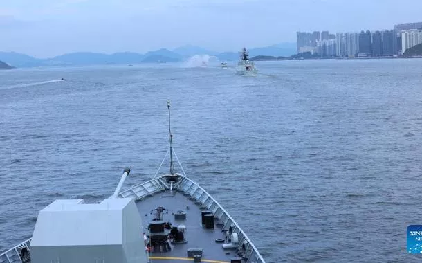Frota naval liderada pelo porta-aviões Shandong inicia visita a Hong Kong