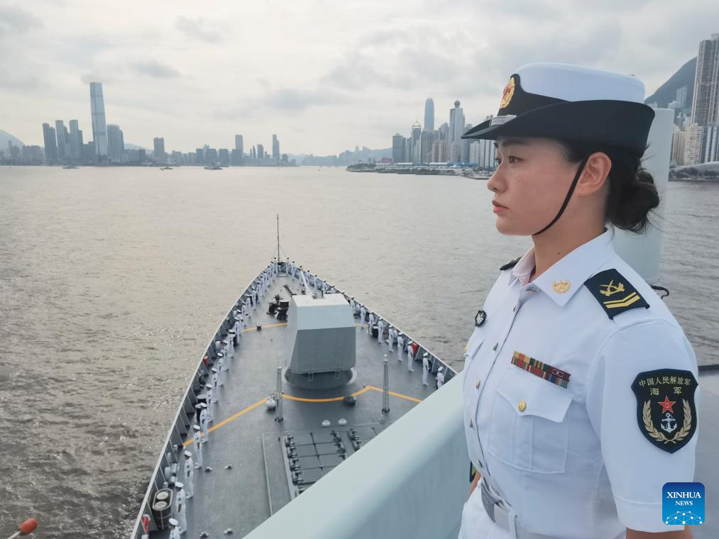 Frota naval liderada pelo porta-aviões Shandong inicia visita a Hong Kong