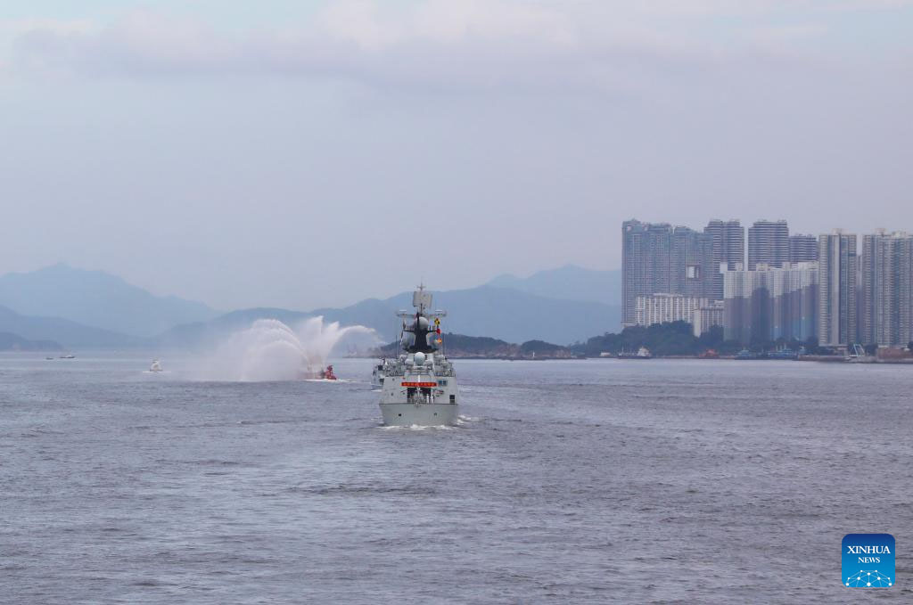 Frota naval liderada pelo porta-aviões Shandong inicia visita a Hong Kong