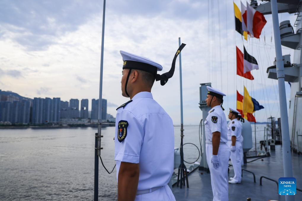 Frota naval liderada pelo porta-aviões Shandong inicia visita a Hong Kong