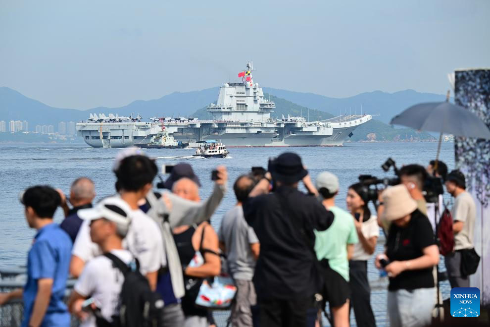 Frota naval liderada pelo porta-aviões Shandong inicia visita a Hong Kong
