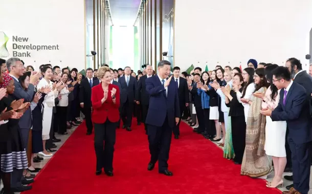 O presidente chinês Xi Jinping visita o Novo Banco de Desenvolvimento e se reúne com Dilma Rousseff, presidenta da instituição, em Xangai, leste da China, em 29 de abril de 2025. (Xinhua/Huang Jingwen)