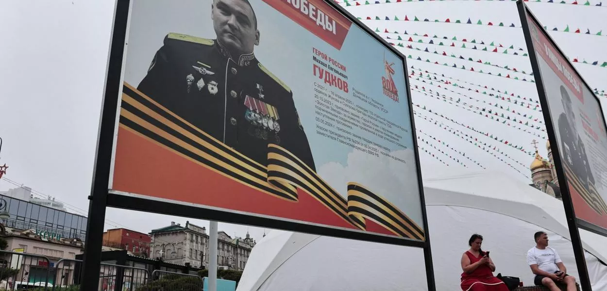 Flores colocadas em local com foto de Mikhail Gudkov em Vladivostok
 3/7/2025    REUTERS/Tatiana Meel