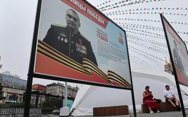 Flores colocadas em local com foto de Mikhail Gudkov em Vladivostok
 3/7/2025    REUTERS/Tatiana Meel