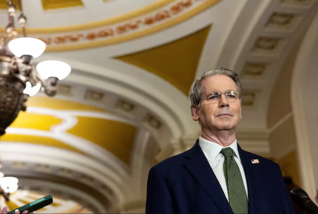 O Secretário do Tesouro dos EUA, Scott Bessent, discursa durante uma coletiva de imprensa após um almoço semanal de política no Capitólio, em Washington, DC, EUA, em 24 de junho de 2025