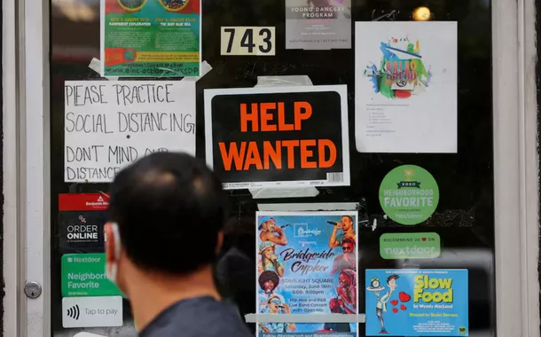 A sinalização de uma feira de empregos é vista na 5ª Avenida após a divulgação do relatório de empregos em Manhattan, Nova York, EUA, em 3 de setembro de 2021
