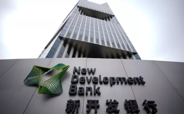 Uma visão do logotipo do Novo Banco de Desenvolvimento (NDB) em sua sede em Xangai, China, em 10 de julho de 2023