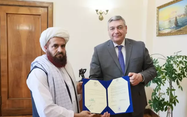 Gul Hassan, Embaixador afegão em Moscou, e o vice-chanceler russo, Andrei Rudenko - 03/07/2025