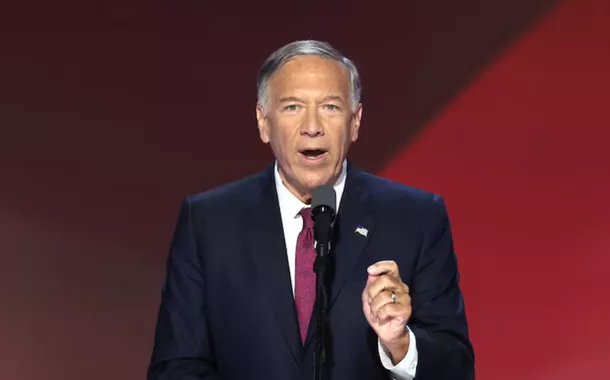 O ex-secretário de Estado dos EUA, Mike Pompeo, discursa no 4º dia da Convenção Nacional Republicana (CNR), no Fórum Fiserv em Milwaukee, Wisconsin, EUA, em 18 de julho de 2024