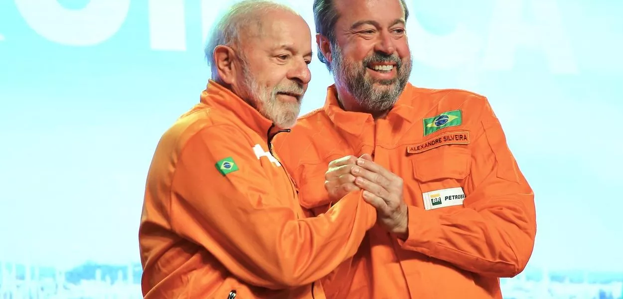 Lula e o ministro de Minas e Energia, Alexandre Silveira, durante cerimônia de anúncio de investimentos da Petrobras em refino e petroquímica