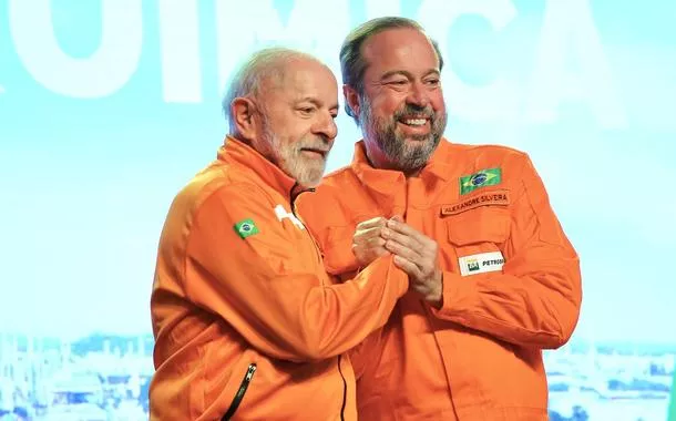 Lula e o ministro de Minas e Energia, Alexandre Silveira, durante cerimônia de anúncio de investimentos da Petrobras em refino e petroquímica