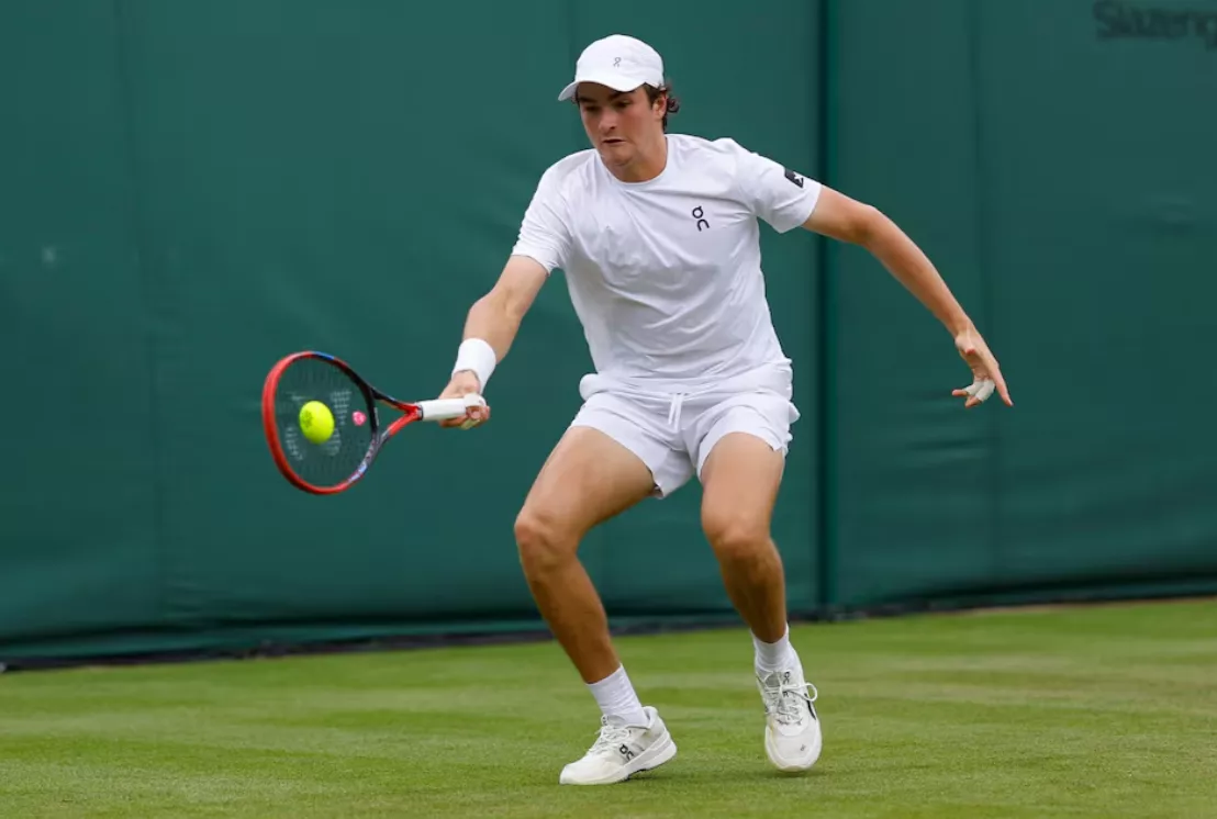 Tênis - Wimbledon - All England Lawn Tennis and Croquet Club, Londres, Grã-Bretanha - 2 de julho de 2025 O brasileiro João Fonseca em ação durante sua partida da segunda rodada contra Jenson Brooksby, dos EUA