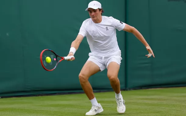 Tênis - Wimbledon - All England Lawn Tennis and Croquet Club, Londres, Grã-Bretanha - 2 de julho de 2025 O brasileiro João Fonseca em ação durante sua partida da segunda rodada contra Jenson Brooksby, dos EUA