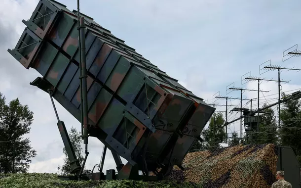 Um militar ucraniano caminha ao lado de um lançador de um sistema de defesa aérea Patriot, em local não revelado, Ucrânia, 4 de agosto de 2024