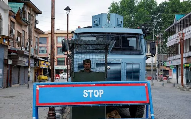 Agente de segurança indiano monta guarda em uma rua, após confrontos entre a Índia e o Paquistão, em Srinagar - 09/05/2025