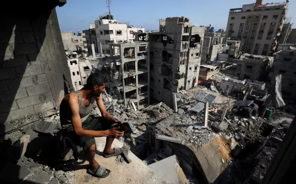 Uma vista do local do ataque israelense de quinta-feira que danificou e destruiu prédios residenciais, no campo de refugiados de Shati (Praia), na Cidade de Gaza, em 4 de julho de 2025