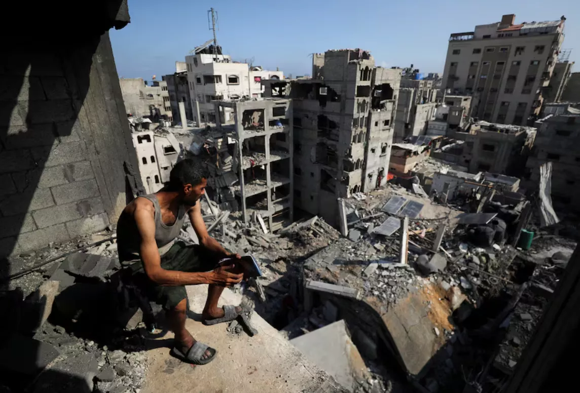 Uma vista do local do ataque israelense de quinta-feira que danificou e destruiu prédios residenciais, no campo de refugiados de Shati (Praia), na Cidade de Gaza, em 4 de julho de 2025