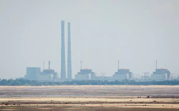 Vista mostra Usina Nuclear de Zaporizhzhia da margem do reservatório de Kakhovka em Nikopol
