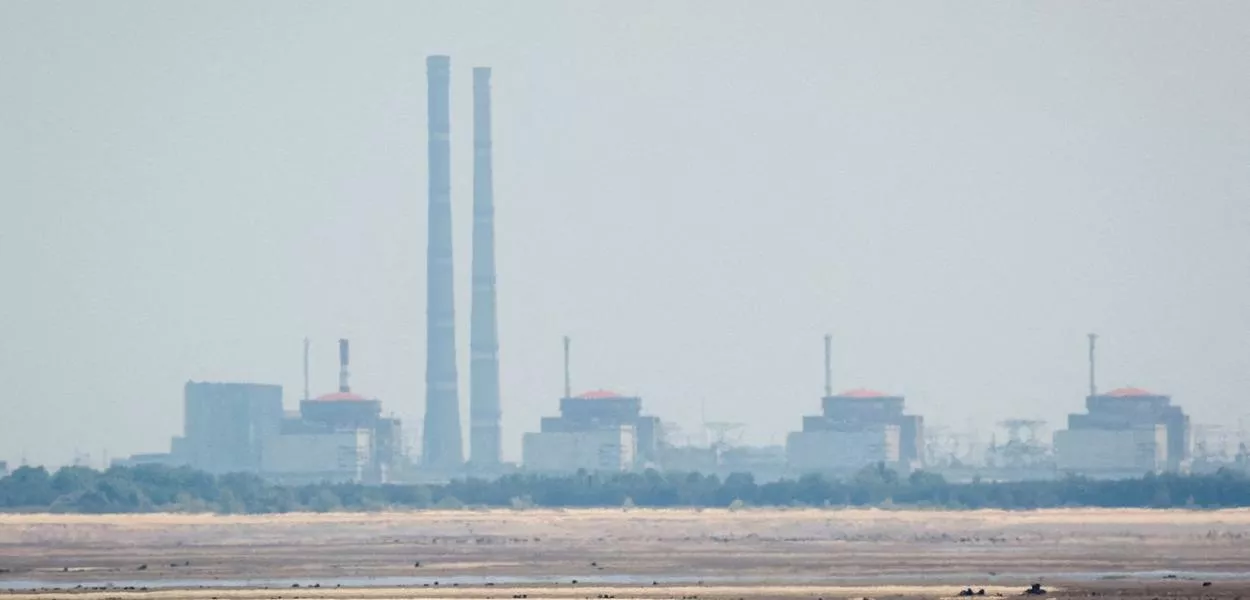 Vista mostra Usina Nuclear de Zaporizhzhia da margem do reservatório de Kakhovka em Nikopol
