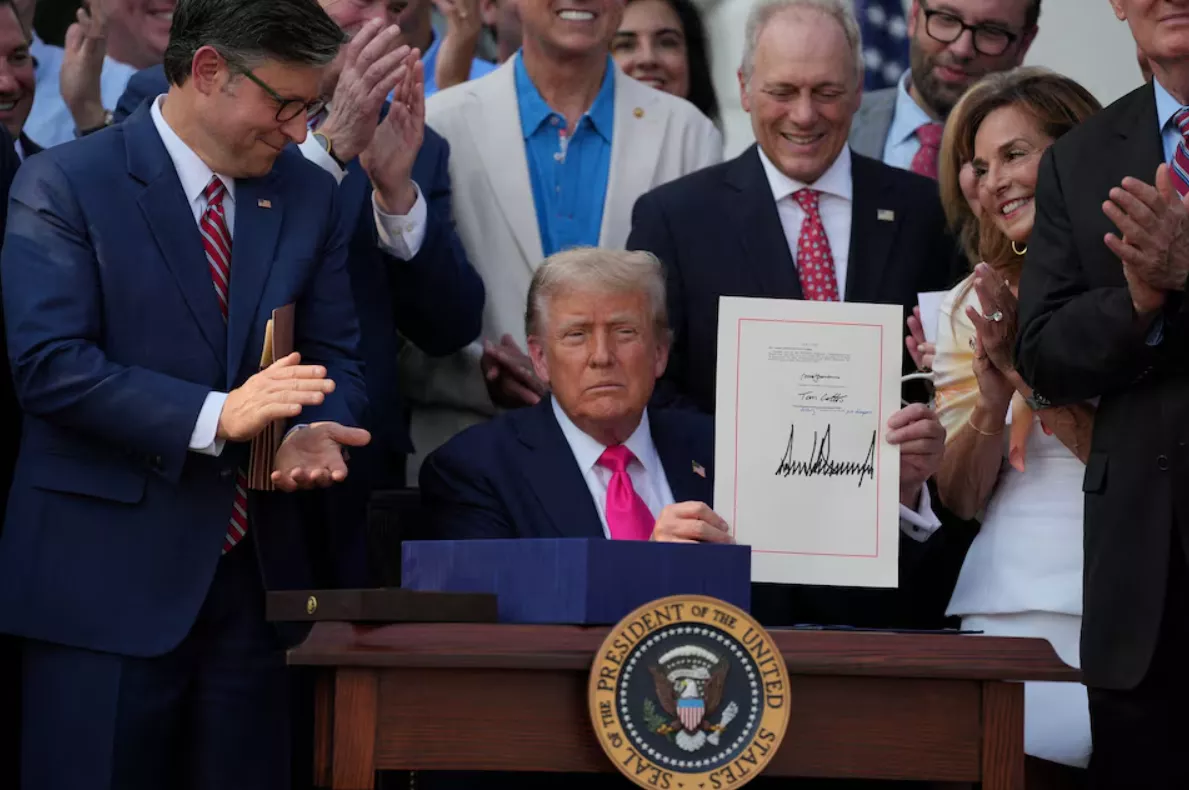 O presidente dos EUA, Donald Trump, apresenta uma ampla legislação sobre gastos e impostos, conhecida como "One Big Beautiful Bill Act", após sua assinatura, na Casa Branca em Washington, DC, EUA, em 4 de julho de 2025