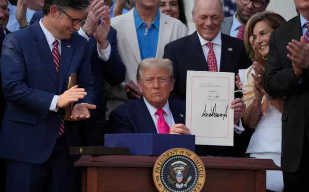  O presidente dos EUA, Donald Trump, apresenta uma ampla legislação sobre gastos e impostos, conhecida como "One Big Beautiful Bill Act", após sua assinatura, na Casa Branca em Washington, DC, EUA, em 4 de julho de 2025