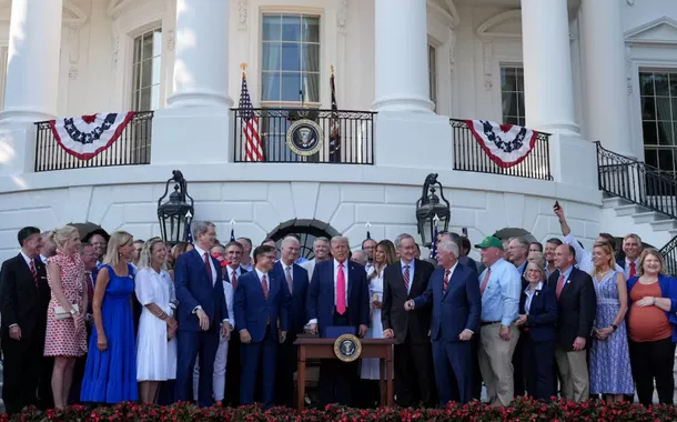O presidente dos EUA, Donald Trump, apresenta uma ampla legislação sobre gastos e impostos, conhecida como "One Big Beautiful Bill Act", após sua assinatura, na Casa Branca em Washington, DC, EUA, em 4 de julho de 2025