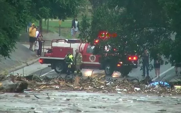 Socorristas avaliam elevação das águas do rio Guadalupe após enchente repentina no condado de Kerr, Texas, EUA
