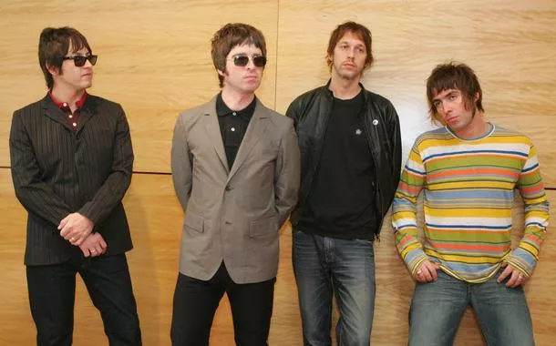 Banda britânica Oasis inicia turnê de retorno em Cardiff e emociona fãs